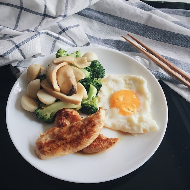 Today's lunch: pan fried chicken fillet • broccoli with king oyster mushroom • sunny side up