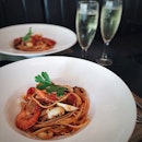 Al dente linguine with mixed seafood sprinkled with white wine, chili, garlic, parsley in tomato sauce.