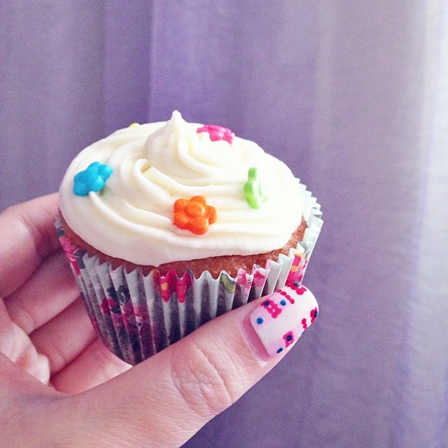 Cupcake baked by my cousin for yesterday's family dinner.