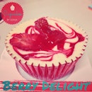 Berry Delight #madewithstudio #vscocam #foodgasm #foodporn #instagood #instafood #ilovefood #nomnomnom #strawberry #chessecake #cupcake #cupcakesbysonja