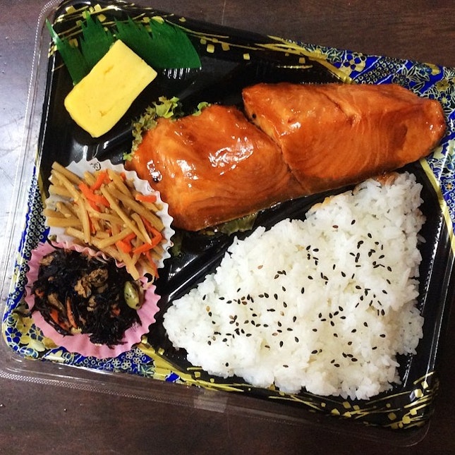 Fish is my best friend these days 🍱🍴 #japanese #salmon #teriyaki #bento #dinner