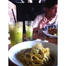 Lunch with handsome?!😂 #carbonara #spaghetti #apple #juice #food
