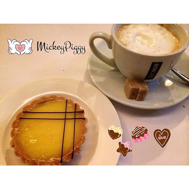 #igsg #igdaily #instasg #ilovesharingfood #instagrapher #instagrammer #instagramsg #instafoodies #lifeisdeliciousinsingapore #coffee #cake #foodporn #foodartstylesgf #gf_singapore Lemon tart with latte .