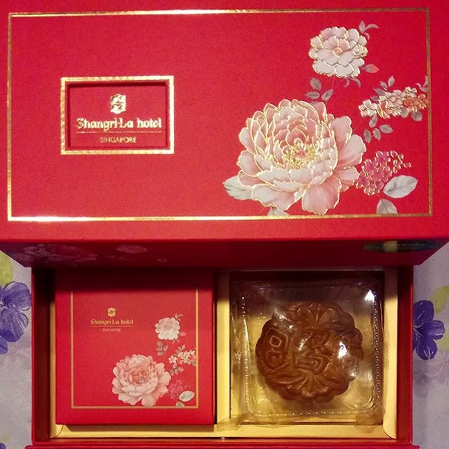 Not sure exactly why, but I've been so in love with #shangrilahotel #mooncakes ever since I had them for the first time.