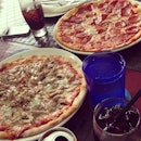 Merienda 🍴🍕 Thank you so much Hazel and Jonathan!😘 #pizza #foodporn