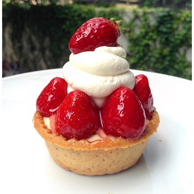 Wishing for a Strawberry Tart right now 🍓 Not just an ordinary tart as this comes from a shop that specializes in all things butter.