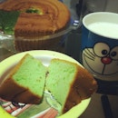 breakie of the day:old-fashioned pandan cake with milk😁#mostspecialbirthdaycakeever#breakfast