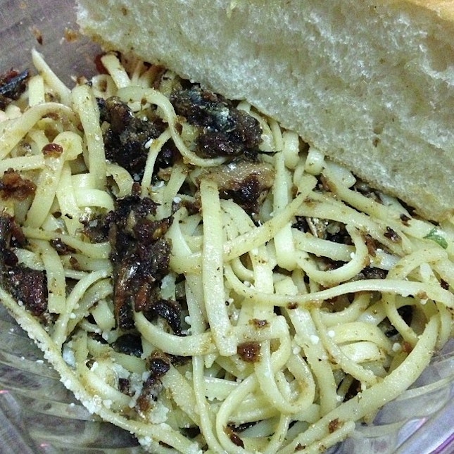 Sardine & Garlic Linguine from @cbtlph for my first dinner of 2014 #dinnerporn #foodie #foodporn #foodstagram #pasta #pastaporn #yummy #delish #cbtl #cbtlph #coffeebean