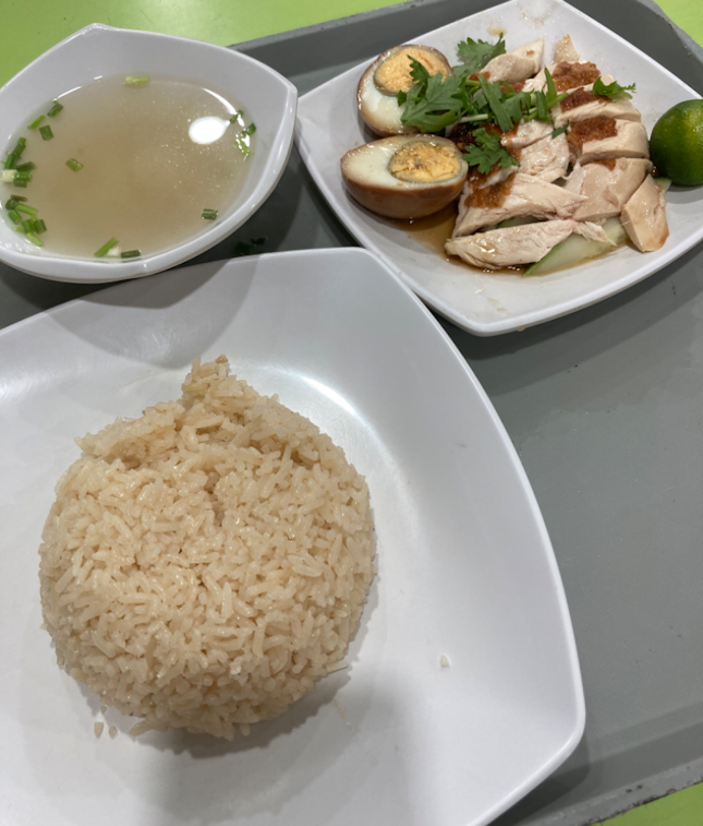Roasted chicken rice w egg ($4.6)