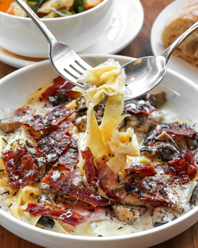 A popular café spot for many tourists, ROAST has been a longstanding place to visit whenever we are in Bangkok, and we cannot never miss out on their signature Truffle Alfredo (340 THB) which is made-to-order and comes with tagliatelle pasta cooked with mushroom and topped with crispy smoked bacon and parmesan. 