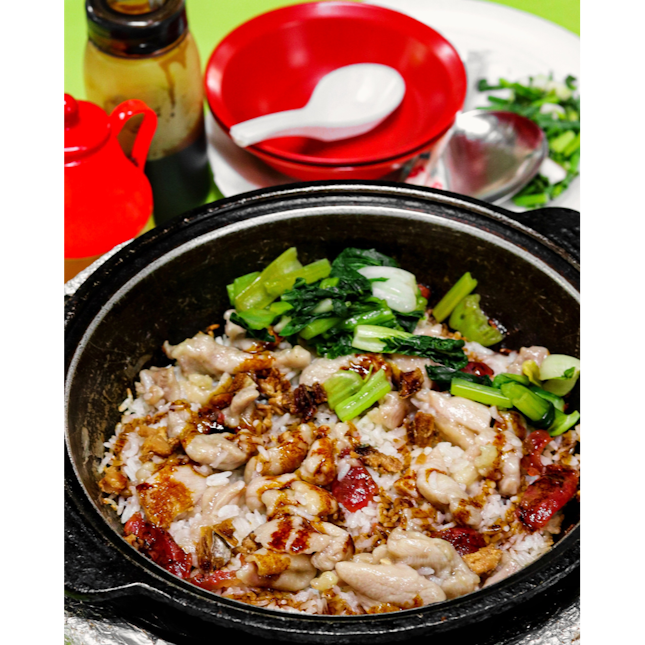 When you mention claypot rice in Chinatown Complex, the most common responses will be Lian He Ben Ji, which commands a long queue the moment it opens shop. 