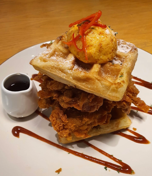 Fried chicken & waffle (Rp 110,000)
