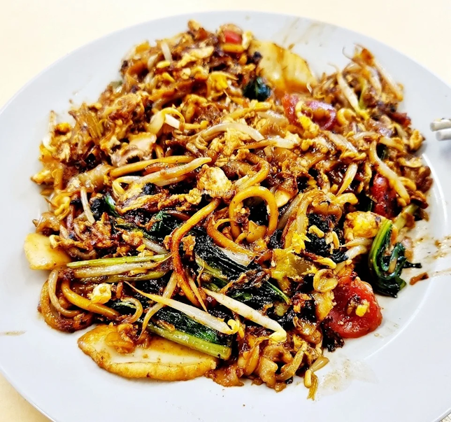 Char Kway Teow (SGD $4) @ Hougang Oyster Omelette & Fried Kway Teow.