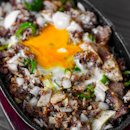 One of the many wonders of Filipino cuisine is lechon sisig, and though it might be similar to the chopped lechon, it is actually very different in terms of taste and texture. 
