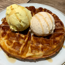 Pistachio and Honey Comb Ice Cream with Waffles 🍨 🧇 
