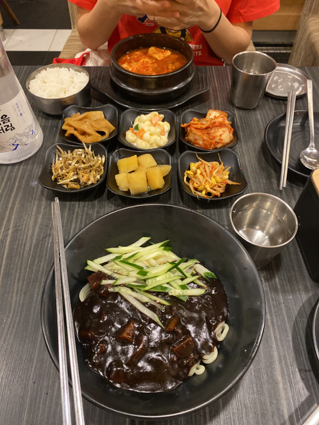 Jajangmyeonnn with unlimited sides