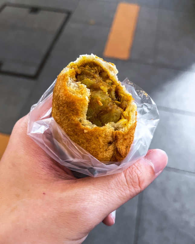 Handmade and made fresh daily, Fong’s Dee Special Chicken Curry Puff is the place to go for curry puff in Clementi. 