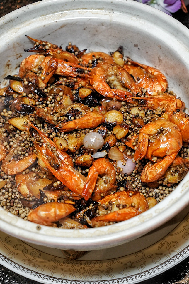 Baked live prawns with garlic and Sarawak white pepper