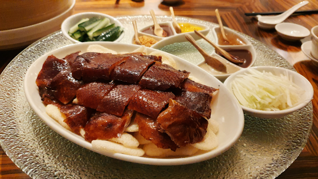 京式片皮脆鸭件 Peking duck, homemade sauce, leek  crepe, condiments