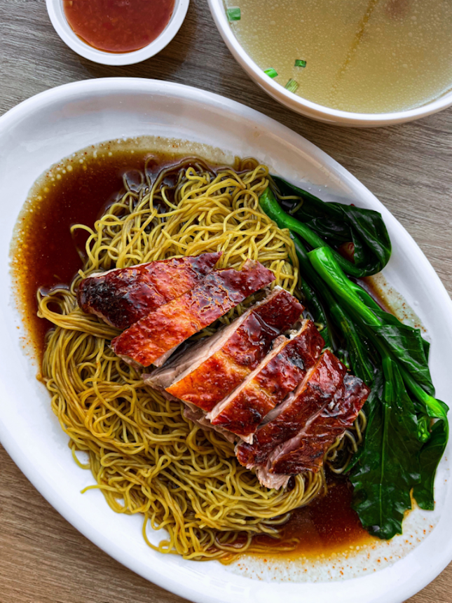 Regulars to JB would have tried or heard of Meng Meng Roasted Duck, and they have opened a stall inside the Foodies’s Garden food court in Hougang Mall. 