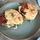 Egg Benedict with bacon 