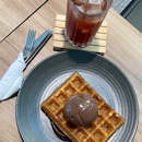 Gelato waffle and lychee tea 