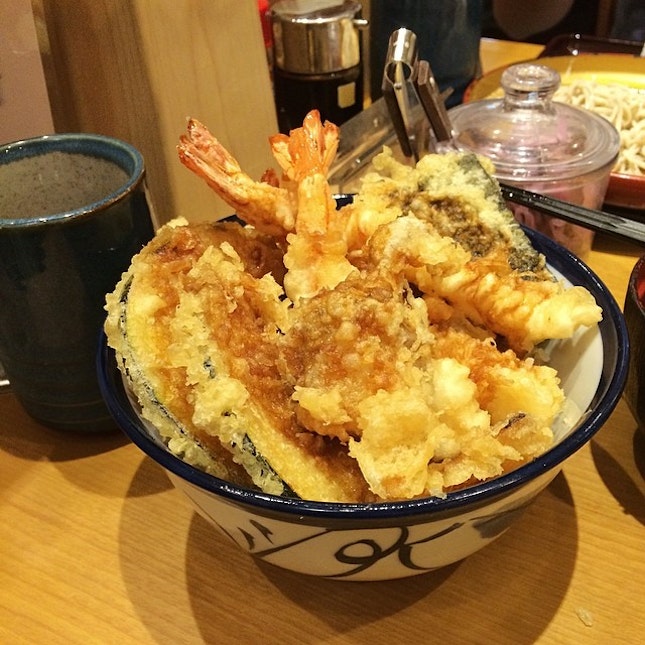 First meal in Tokyo - Tendon comprising prawns, fish, squid, scallop and my fav pumpkin .