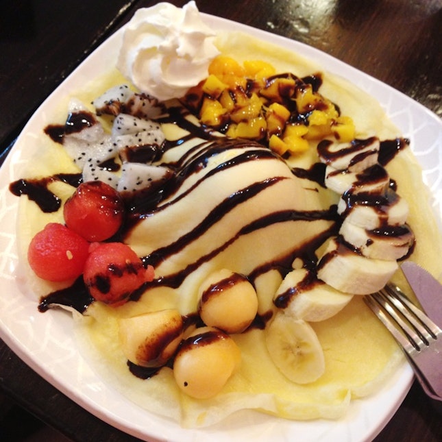 Crêpe With Mixed Fruits And Mango Ice-cream
