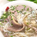 Me trying to show all the beef that's in #PhoHoaPasteur's 'combination beef' #pho dish (90,000d), and failing.