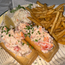 lobster roll with cajun fries 🦞