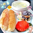 Lunch x teatime ❤
Soft bun • chocolate puff • ang ku kueh • lemon juice 
Ahh..