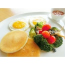 煎蛋（简单）的幸福 💝🍳🍞🍅😘 Sunny side-up w pancakes, baked beans and grilled vegetables 
Happy brunch ~
Foodtasting in the making..