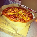 May visitor kami may dalang pizza 😳👏🍕 #pizza #foodie #happytummy #caloriesoverload