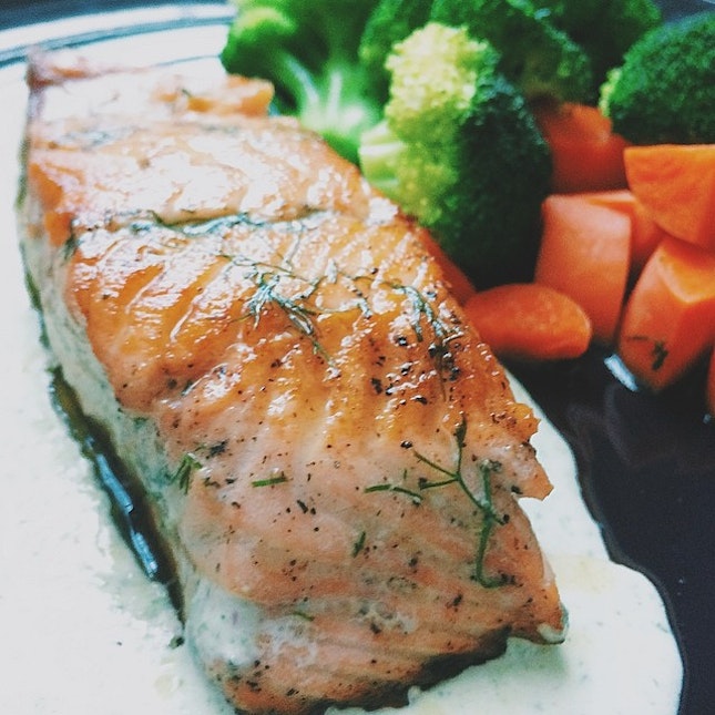 Pan seared salmon 
#dill #salmon #food #nom #healthy #fitness #healthy #vsco #vscocam #table #eatclean