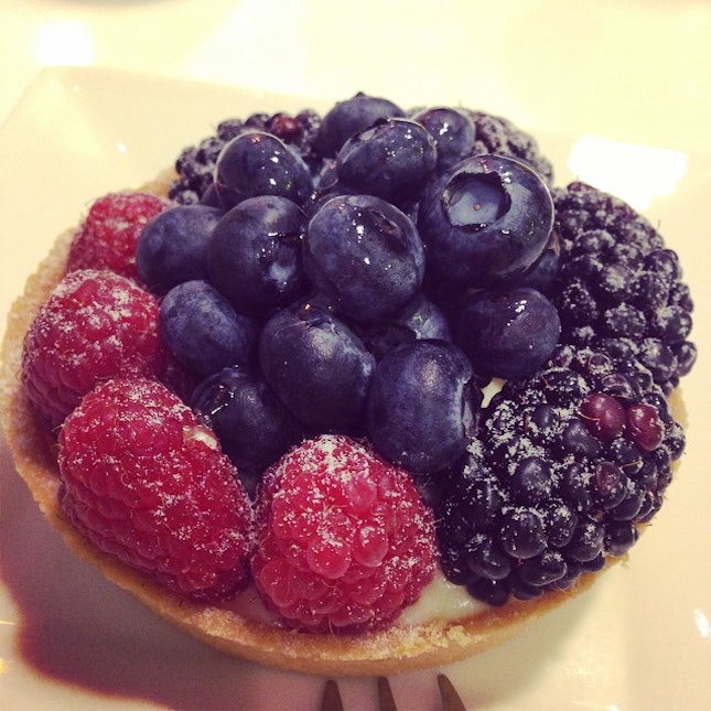 A rest after exploring around the neighborhood for the day~ Mixed Berry Tart.
