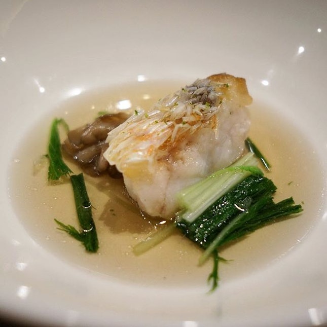 Amadai tile fish with fried crispy skin that’s oh-so-crunchy served with Maitake mushrooms and dashi broth 😍