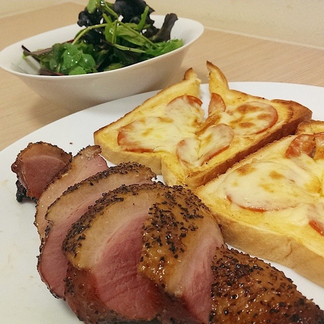 Takeaway Lunch Remix: Smoked Black Pepper Duck, Mozzarella Toast & Greens in Balsamic Vinaigrette

#smoked #blackpepper #duck #mozzarella #toast #salad #diy #officelunch #madeinthepantry #instafood #instasg #igers #igsg