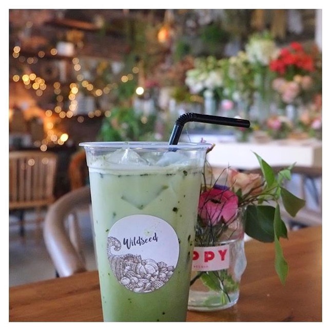 For all matcha lovers out there, kick back, relax & enjoy this hump day in the midst of pretty florals at @thesummerhousesg!