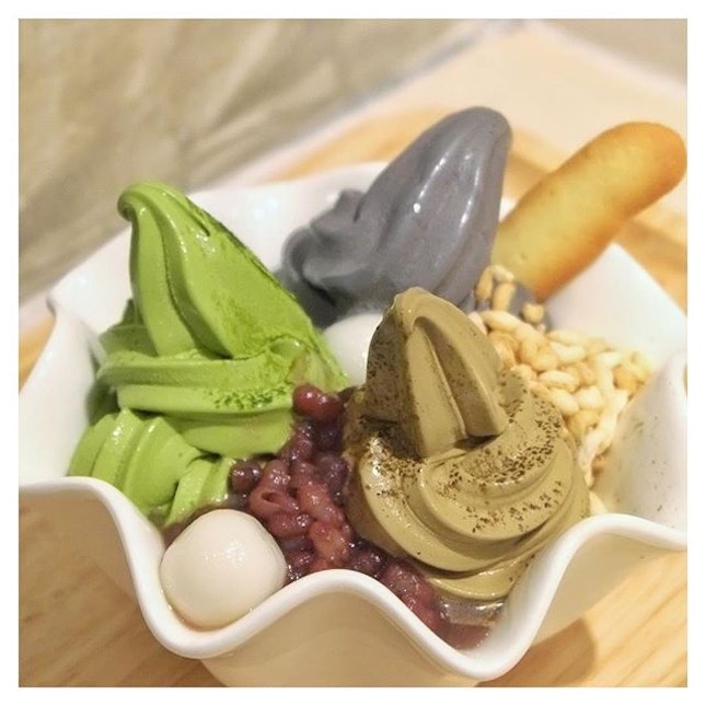 Much needed during this sweltering heat season would be this trio gem - Matcha / Hojicha / Goma soft serve from @Matchaya!