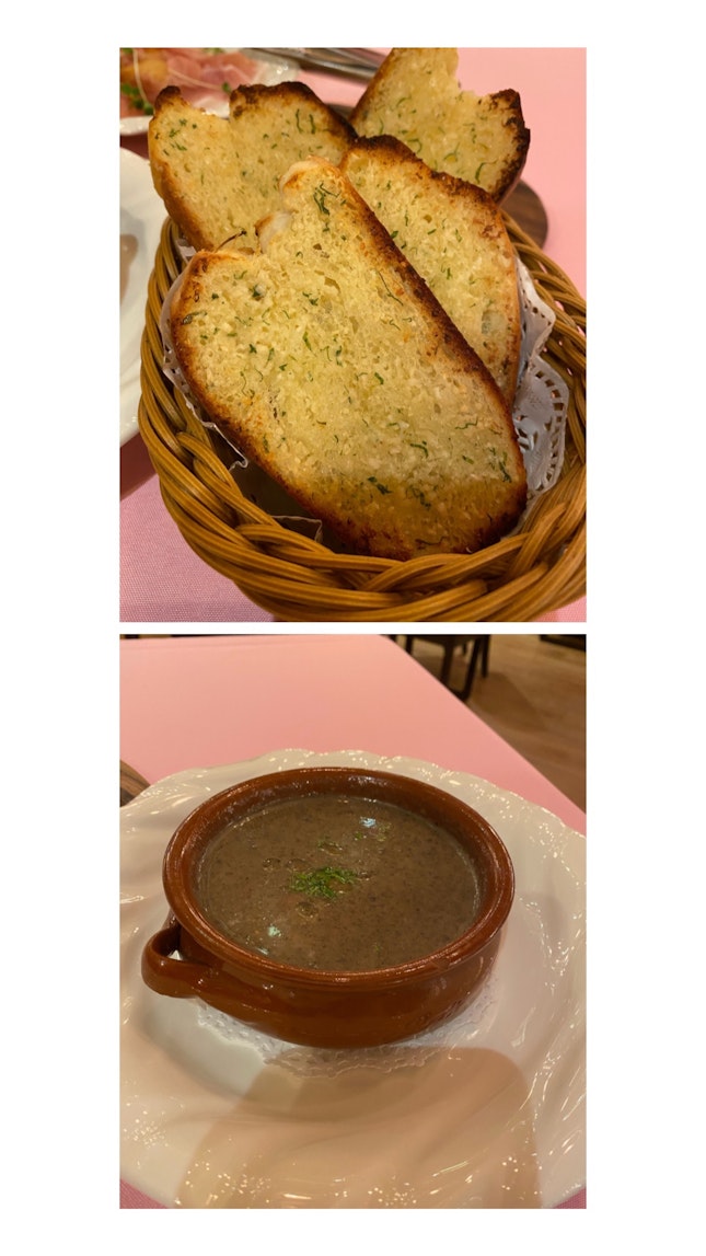 Mushroom Soup And Garlic Bread