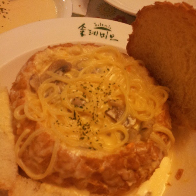 Mushrooms & cheese pasta in a bread...