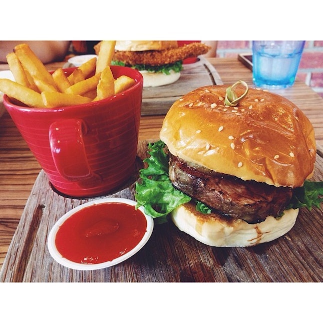 grub pork steak burger on our first brunch date with @liyun_08 @kohrui ❤️👭🍔🍴#grub #porkburger #fries #foodsg #western #brunch #cafesg
