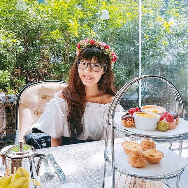 Feeling pretty as a picture with my bespoke floral crown from @candiiflorals during @pinkybetanie unofficial hen party at Brasserie Les Saveurs over at St Regis!