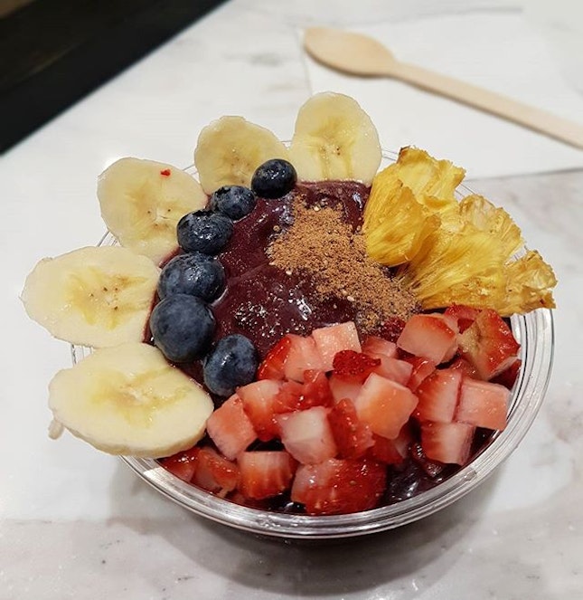 {Awesome Acai}

Love this acai bowl topped with banana, blueberry, strawberry and skinfood powder.