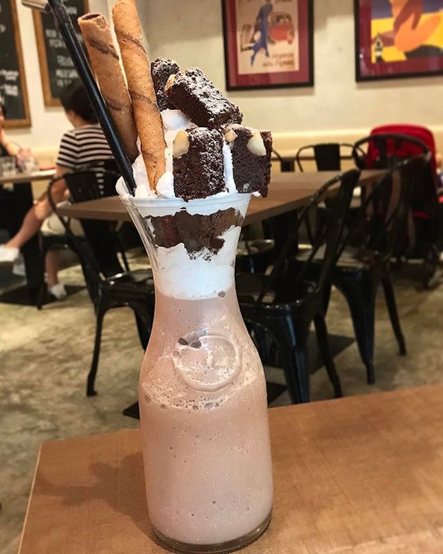 this 25cm Chocolate Overload ain't got anything on the Nutella Banana Over-The-Top Freakshake which i so love at The Benjamins.