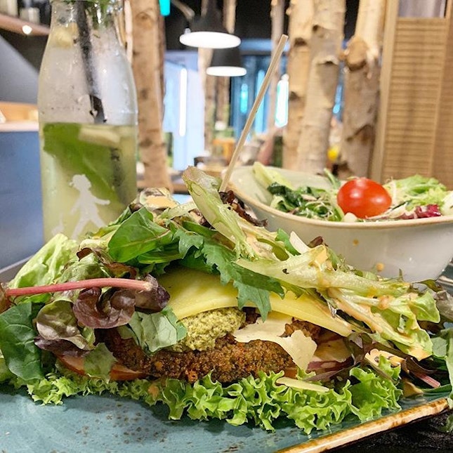First (and probably last) luncheon with a bunch of very lovely office ladies today at @hansimglueck_singapore - Had the “Naked” KÄSEBOR Vegetarian Burger cos everything about it called out to me!