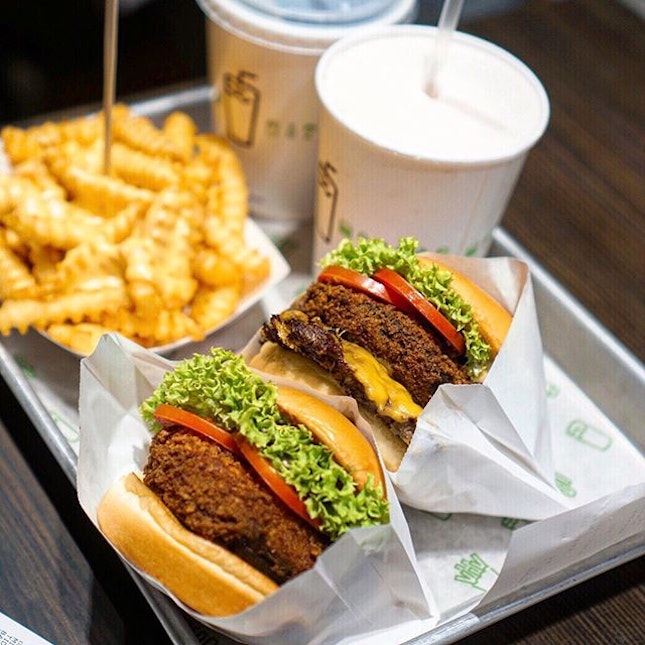 It sounded like a good idea to wake up on 9am on Sunday to visit @shakeshacksg  Until we found ourselves waiting in a queue longer than weekdays.