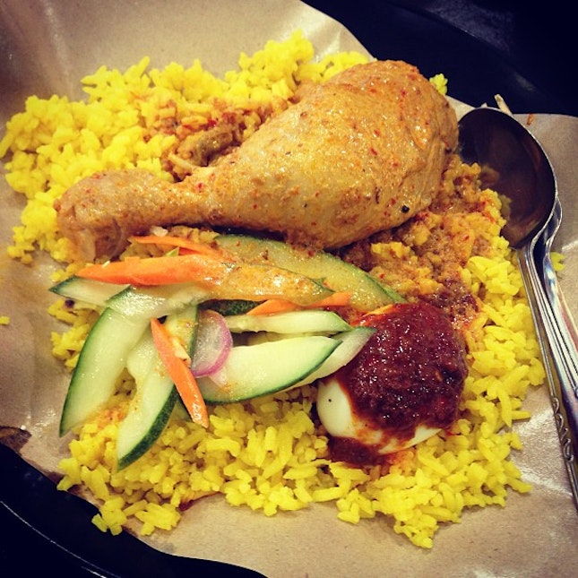 Nasi kunyit with curry chicken!