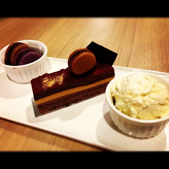 Movenpick vanilla ice cream, chocorata (chocolate mousse with praline), cassis and salted caramel #macaron 😍
