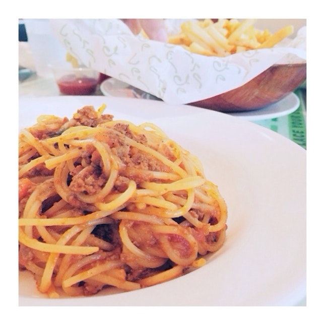 Having a kids spaghetti bolognese for lunch (to make up for our desserts binge)!